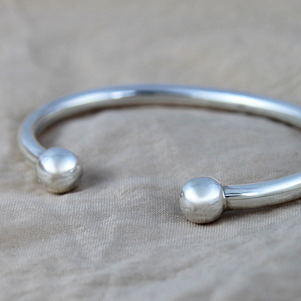 Classic Bangle 球状のエンドと滑らかな表面のディテール