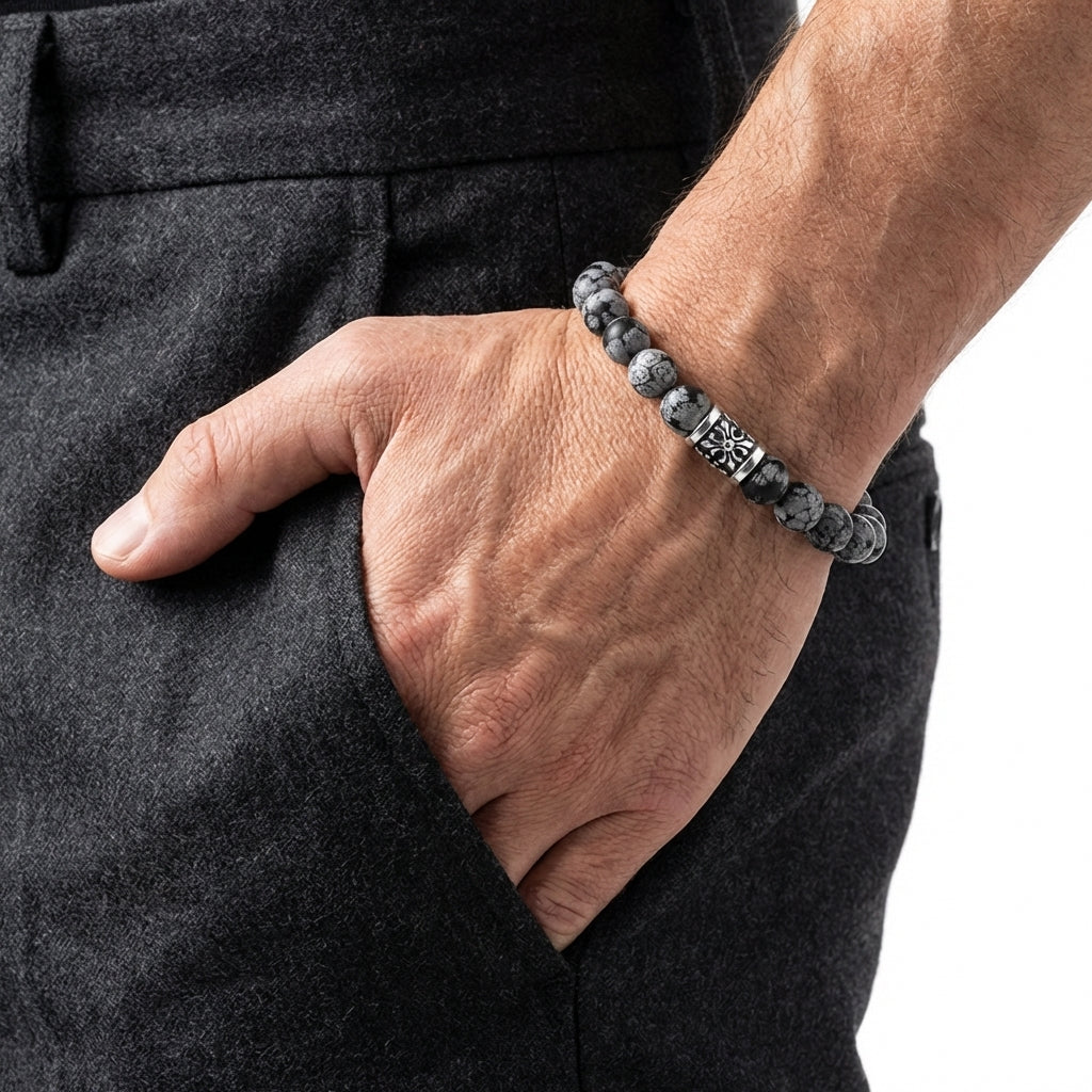 スノーフレークオブシディアンの細身ブレスレットを着用した手首